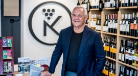 Gwiazda polskiego kina odwiedzi Bydgoszcz Styl życia, LIFESTYLE - Marek Kondrat, aktor, podróżnik i pasjonat kultury winiarskiej, 16 listopada oficjalnie otworzy w Bydgoszczy sklep sygnowany swoim nazwiskiem. Znajdują się w nim wina z najdalszych zakątków świata.