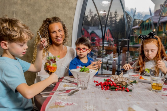 ŚWIĘTA Z DALA OD DOMU Styl życia, LIFESTYLE - Radość, spokój, miłość – to z tymi uczuciami kojarzy nam się Boże Narodzenia. Jednak zamiast myśleć o domowym cieple, pachnących wypiekach i rodzinnej atmosferze martwimy się zakupami, sprzątaniem, gotowaniem.