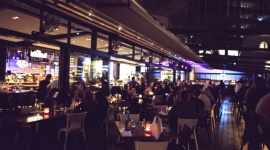 ANDRZEJKOWE SZALEŃSTWO W STIXX Bar & Grill Styl życia, LIFESTYLE - Lanie wosku, wróżby, zabawa – czyli czas na Andrzejki! Dla tych, którzy ten wieczór pragną spędzić na świetnej imprezie z wyjątkową muzyką restauracja STIXX Bar & Grill proponuje niezapomnianą noc andrzejkową już w piątek 30 listopada! Początek o 20.00. Wstęp bezpłatny!