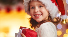 Dębiecka Paczka w gwiazdkowym prezencie Styl życia, LIFESTYLE - I Ty możesz zostać Świętym Mikołajem i pomóc podopiecznym stowarzyszenia „Żurawinka”. Wystarczy, że przyniesiesz słodycze, maskotki, ozdoby świąteczne lub środki czystości do biura sprzedaży Red Parku.