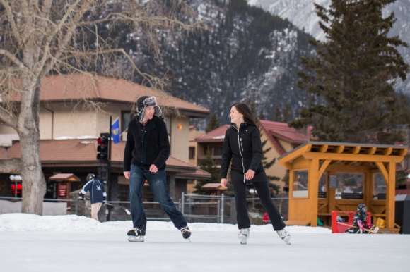 Do zakochania jeden ślizg Styl życia, LIFESTYLE - Każdy, kto spróbował swoich sił w łyżwiarstwie, wie, że to wyjątkowy sport, który pozwala poczuć niezwykłą wolność i lekkość, a korzyści z jego uprawiania jest bez liku. Oto kilka powodów, dla których warto odważyć się postawić nogę na lodzie.