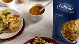 Nie chcesz wyrzucać jedzenia po świętach? Wystarczy, że zastosujesz kilka prost Styl życia, LIFESTYLE - W okresie świąt na stole pojawia się mnóstwo pysznych potraw, na które często czekamy cały rok. Chcemy się nimi cieszyć i zależy nam, aby bliscy i goście również mogli skosztować naszych specjałów.