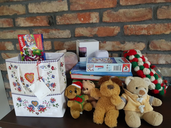 Przynieś prezent i weź udział w „Dębieckiej Paczce” Styl życia, LIFESTYLE - Jeszcze tylko do poniedziałku (17 grudnia) można przynosić gwiazdkowe prezenty, które trafią później w ręce niepełnosprawnych podopiecznych stowarzyszenia „Żurawinka”.