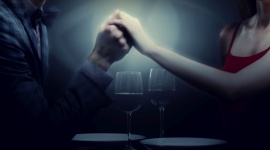 Sylwester w ciemności? Tylko we Wrocławiu! Styl życia, LIFESTYLE - Wrocławianie mają możliwość spędzić Sylwestra nie tylko bez huku wystrzałów, ale też w całkowitej ciemności. Taka atrakcja czeka na gości restauracji mieszczącej się przy Placu Solnym, w której odbędzie się sylwestrowa „Kolacja w Ciemności”.