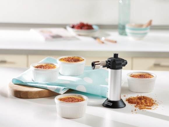 Odkryj tajemnicę francuskich deserów - perfekcyjne crème brûlée i suflet czeko Styl życia, LIFESTYLE - Uwielbiasz francuskie desery, jednak obawiasz się, że te wykonane własnoręcznie nie sprostają Twoim oczekiwaniom? Poznaj nasze patenty i przekonaj się jak w szybki i prosty sposób samodzielnie przygotować pyszności rodem z najlepszej restauracji!