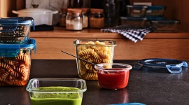 Przechowuj - nie wyrzucaj! Styl życia, LIFESTYLE - karnawał to czas wielu spotkań z rodziną, przyjaciółmi – i oczywiście czas kulinarnych przyjemności. Gdy po domowym przyjęciu zostaje nam sporo przekąsek, sałatek, pieczeni czy wypieków – skorzystajmy z prostych sposobów, które pozwolą uniknąć wyrzucania żywności.
