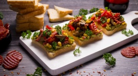 Kulinarne inspiracje na karnawał Styl życia, LIFESTYLE - Domowe spotkania z przyjaciółmi przeżywają swój wielki renesans, a szczególnie często organizujemy je w karnawale. Grono najbliższych, dobra muzyka, orzeźwiające koktajle i oryginalne przekąski - to najprostszy przepis na idealny karnawałowy wieczór.