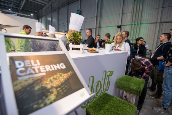 Deli Catering Partnerem Strefy Networkingowej FBE 2019 Styl życia, LIFESTYLE - Wielkimi krokami zbliża się czwarta już edycja Forum Branży Eventowej. Co ważne, Partnerem Strefy Networkingowej FBE 2019 został lider na rynku usług cateringowych w zakresie kulinariów eventowych, marka Deli Catering.
