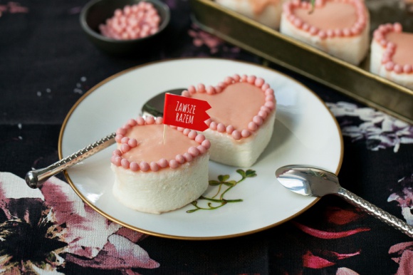 Z okazji Walentynek przygotuj coś słodkiego dla swojego Ciacha! Styl życia, LIFESTYLE - W Walentynki stwierdzenie „przez żołądek do serca” nabiera jeszcze głębszego znaczenia. Tego dnia większość restauracji oferujących wyjątkowe, walentynkowe menu dla dwojga czeka oblężenie. Jeśli więc nie pomyśleliśmy o dokonaniu rezerwacji z odpowiednim wyprzedzeniem, t (...)