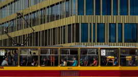 Zadłużeni gapowicze Styl życia, LIFESTYLE - Mówią o sobie „spryciarze” albo „ryzykanci”, inni najczęściej określają ich przymiotnikiem „nieuczciwi”. Gapowicze stanowią około 18% pasażerów transportu publicznego. Ich dług wynosi 398 932 808,31 zł – wynika z danych Krajowego Rejestru Długów Biura Informacji Gospodarczej SA.