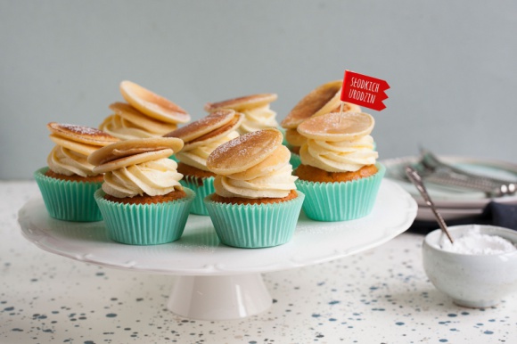 Ale babeczka! 5 inspiracji do przygotowania domowych babeczek Styl życia, LIFESTYLE - Babeczki, z ang. cupcakes, szturmem zdobyły polskie stoły… i podniebienia. Te miniciastka, które swoimi rozmiarami przypominają kubeczki (ang. cups), dzięki nieograniczonej opcji łączenia smaków, kolorów i dekoracji stały się wręcz małymi dziełami sztuki (...)