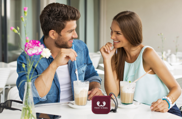 Co przyciąga, a co zniechęca płeć przeciwną? Styl życia, LIFESTYLE - Atrakcyjny wygląd to… tylko połowa sukcesu jeśli mówimy o przyciąganiu płci przeciwnej. Jakie cechy przyciągają kobiety i mężczyzn, a które wręcz przeciwnie?