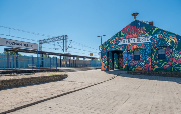 O Dębcu na Dębcu. Ruszyły dodatkowe lekcje historii Styl życia, LIFESTYLE - Takiej akcji na Dębcu jeszcze nie było. Właśnie dziś w 8 przedszkolach i szkołach rozpoczęły się dodatkowe lekcje historii. Ponad 200 dzieci wysłucha opowieści i ciekawostek, aby lepiej poznać lokalną ojczyznę. Lekcje prowadzi doświadczony pilot wycieczek i historyk.