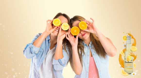 Lemoniada w zimowej odsłonie Styl życia, LIFESTYLE - Czy wiesz, że lemoniada to nie tylko doskonały napój na upalne, letnie dni, ale także znakomity wybór na zimowy spacer czy wieczorny relaks przy kominku? Przekonaj się dlaczego warto sięgnąć po nią właśnie zimą!