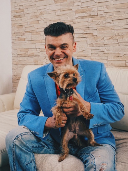 Gwiazdor disco polo chce przygarnąć pieska ze schroniska