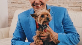 Gwiazdor disco polo chce przygarnąć pieska ze schroniska Styl życia, LIFESTYLE - Niecik jest popularną gwiazdą disco polo. Fani cenią jego szczerość, autentyczność i miłość do zwierząt. Teraz gwiazdor rozważa adopcję porzuconego kundelka.