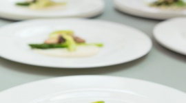 Kulinarne SOS, czyli catering wielkanocny dla zabieganych Styl życia, LIFESTYLE - Choć chcielibyśmy przygotować wielkanocne specjały samodzielnie od podstaw, to jednak nierzadko codzienność brutalnie weryfikuje nasze plany. Z pomocą przychodzi wtedy ratunek dla zabieganych, czyli catering.