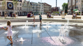 Majówka w wielkim mieście Styl życia, LIFESTYLE - Rozpoczyna się najdłuższy weekend w roku. Sposobów na spędzenie pierwszej ciepłej majówki jest wiele. Część z nas zostaje na miejscu, w mieście. Jak umilić sobie ten czas i gdzie szukać miejsca do relaksu? Oto kilka pomysłów ma majówkę w metropolii.