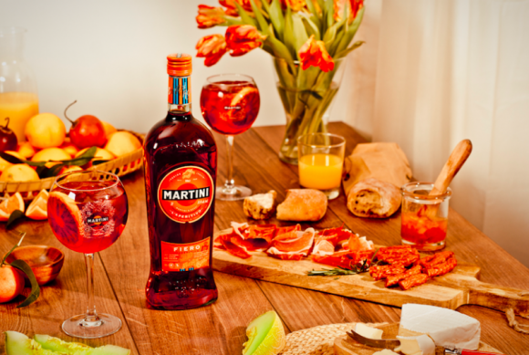Wermut Martini Fiero Nowy włoski smak lata z czerwoną pomarańczą! Styl życia, LIFESTYLE - Martini Fiero to nowość wśród wermutów! Nowy smak, którego wyróżnikiem jest dodatek czerwonej pomarańczy, został stworzony z myślą o aperitivo