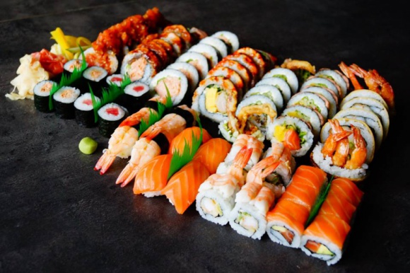 Noc Sushi w Grudziądzu Styl życia, LIFESTYLE - Otwarty w marcu bar Koku Sushi w Grudziądzu szykuje się do swojej pierwszej Nocy Sushi. Zaplanowano ją na 9 maja. To impreza, która w innych miastach ściąga setki fanów azjatyckiej kuchni, a wejściówki na nią rozchodzą się na pniu.