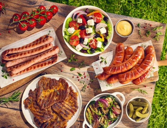 Wyjątkowy smak i aromat – prosto z rusztu Styl życia, LIFESTYLE - Długo wyczekiwany sezon grillowy wreszcie w pełni. Ciepła aura zachęca do towarzyskich spotkań przy ruszcie i cieszenia się niepowtarzalnym smakiem i aromatem grillowanych dań.