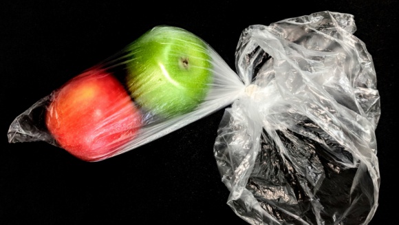 Ekologiczna rewolucja w domu, czyli jak ograniczyć zużycie plastiku Styl życia, LIFESTYLE - Rosnąca świadomość zanieczyszczenia środowiska powoduje, że coraz chętniej ograniczamy zużycie plastiku. Konsumenci zmieniają swoje przyzwyczajenia, ale wciąż wchodzą w posiadanie przedmiotów, które szybko stają się odpadami. Jak więc minimalizować ilość plastiku we własnym domu?