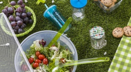 Kolorowy, smakowity i wyjątkowo radosny piknik Styl życia, LIFESTYLE - Ciepłe, słoneczne dni zachęcają do pikników, grillowania i towarzyskich spotkań w ogrodzie. Któż ich nie lubi? Pyszne, lekkie jedzenie, kolorowe, soczyste koktajle, luźna atmosfera i mnóstwo radości.