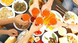 Światowy Dzień Soku: Co o soku myślą specjaliści? Styl życia, LIFESTYLE - Jak powinien wyglądać prawdziwy toast na zdrowie? Wzniesiony szklanką pełnego wartości odżywczych soku warzywnego lub owocowego! W Światowy Dzień Soku, który przypada na 30 maja, dowiedz się, co o soku myślą specjaliści.