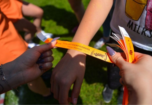 Światowy Rekord Guinnessa w jednoczesnym otwieraniu słodyczy Styl życia, LIFESTYLE - Światowy Rekord Guinnessa w jednoczesnym otwieraniu słodyczy – marka Wawel ustanawia nowy wynik