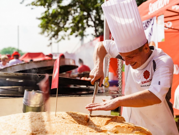 Największy burger w Polsce - nowy rekord Styl życia, LIFESTYLE - To już oficjalne – Sokołów ustanowił nowy rekord Polski na największego burgera. Osiągnięcie zostało potwierdzone przez Biuro Rekordów. Burger został przygotowany podczas dorocznej imprezy Sokołów CUP.