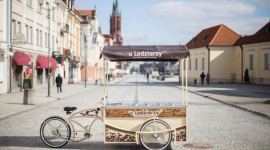 Mobilna flota Lodziarzy wyrusza na szlak Styl życia, LIFESTYLE - W parkach i na skwerach, w centrach miast i przy plażach – designerskie wózki, riksze i ice-trucki Wytwórni Lodów Polskich „u Lodziarzy” ponownie ruszyły w Polskę. Podlaska, mobilna flota już drugi rok z rzędu przyciąga uwagę klientów i całej lodowej branży.