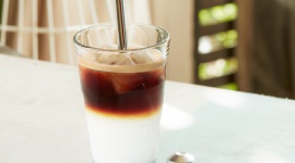 POCZUJ LATO Z MROŻONĄ KAWĄ NESPRESSO Styl życia, LIFESTYLE - NOWA LIMITOWANA EDYCJA KAW MROŻONYCH NESPRESSO INSPIROWANA AUSTRALIJSKĄ KULTURĄ PICIA KAWY