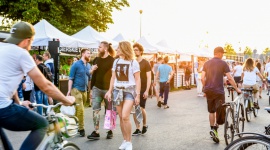 Wielka Uczta zawita nad Wisłę. Styl życia, LIFESTYLE - Popularna formuła spędzania czasu przy jedzeniu i kulturalnego biesiadowania znana z europejskich stolic i śródziemnomorskich miasteczek tego lata zawita nad Wisłę! Już w tą sobotę otworzy się Wielka Uczta.