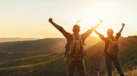 Urlop w górach „po twojemu” Styl życia, LIFESTYLE - Ilu ludzi, tyle stylów wędrowania. Podczas, kiedy jedni wybierają wyprawy po dzikich szlakach, inni kochają zdobywanie szczytów. Jakie kierunki wybrać, najlepiej wykorzystać wyjazd, podpowiada himalaista Jakub Rybicki, ekspert marki Merrell.