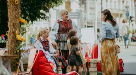 Podsumowanie pierwszej w tym roku odsłony akcji #ZamiastZaMiasto Styl życia, LIFESTYLE - W miniony weekend, w Placu Unii, odbyło się pierwsze z trzech planowanych na wakacje spotkań z serii #ZamiastZaMiasto. W ramach warsztatów klienci centrum mogli stworzyć mieszanki herbat ziołowych, biżuterię oraz spróbować swoich sił podczas wyrabiania masła.