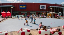 Mega zabawa na wrotkach w Porcie Łódź Styl życia, LIFESTYLE - 45 par butów na kółkach, kaski, ochraniacze oraz 200 mkw. profesjonalnej powierzchni do jazdy – Port Łódź zaprasza do wspólnej zabawy w bezpłatnej wrotkarni zlokalizowanej w najbardziej urokliwym miejscu, na Patio Centrum