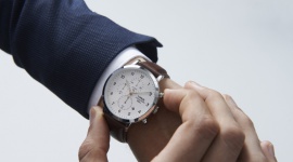 Z zegarkiem w ręku. Czy planowanie czasu co do minuty przynosi efekt? Styl życia, LIFESTYLE - Nikt nie ma więcej czasu od Ciebie – może po prostu lepiej nim zarządza? Zachęcamy do zapoznania się z przeglądem argumentów za i przeciw planowaniu dnia co do minuty.