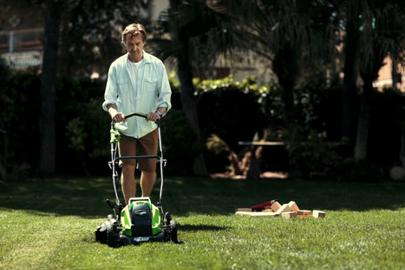 Jakiej kosiarki wymaga Twój trawnik? Styl życia, LIFESTYLE - Ile mamy trawy do skoszenia? Lubimy wysiłek fizyczny czy niekoniecznie? Pracujemy na równym terenie czy na pofałdowanym? Wszystko to ma duże znaczenie przy wyborze odpowiedniego urządzenia. Zobaczmy wiec, na co zwrócić uwagę, wybierając się na zakupy.