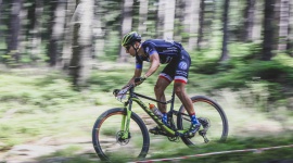 Ostatnie dni lata: Jak się ubrać na trening? Styl życia, LIFESTYLE - Ci, dla których rower i bieganie to chleb powszedni, wyznają zasadę: nie ma złej pogody na trening, jest tylko nieodpowiedni strój. A latem z pogodą bywa różnie. Zdarzają się upalne dni z temperaturą powyżej 30 stopni, a czasem… leje.