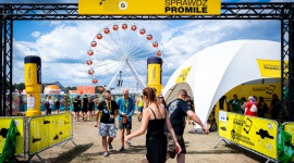 Z głową i odpowiedzialnie – tak bawili się uczestnicy Pol’and’Rock 2019 Styl życia, LIFESTYLE - Pol’And’Rock 2019 był nie tylko pełen świetnych brzmień i pozytywnej energii, ale też odpowiedzialnym społecznie wydarzeniem za sprawą Leszka i Kompani Piwowarskiej. Dzięki nim ponad 61 tys. osób przebadało się alkomatem. Zebrano ok. 3 tony odpadów nadających się do recyklingu.