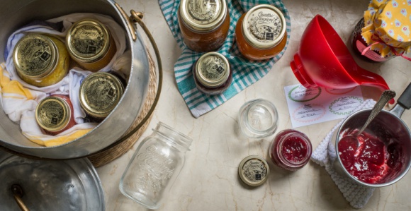 Domowe przetwory znowu modne! Styl życia, LIFESTYLE - Dziś powraca moda na domowe przetwory. Choć ich przygotowanie jest nieco pracochłonne – warto poświęcić na to czas. Kuchenne działania ułatwią dobrze dobrane sprzęty i akcesoria Zasmakuj Radości.