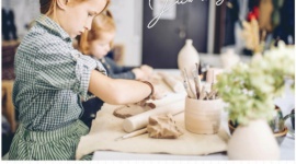 Eko-powrót do szkoły z Vis à Vis Wilanów Styl życia, LIFESTYLE - Wakacyjna laba kończy się już w tym tygodniu i to ostatni dzwonek, aby pomyśleć o zakupie niezbędnych przyborów szkolnych. Dlaczego jednak nie wykonać ich samemu, a przy okazji – zadbać o środowisko?