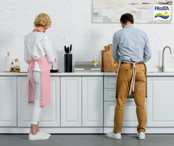 Ona czy on – kto gotuje? Rozwiewamy wątpliwości! Styl życia, LIFESTYLE - Rodzina, która codziennie razem zasiada do stołu, aby wspólnie zjeść obiad to dość częsty obrazek w polskich domach. Ale…czy na pewno mamy na to czas poza wakacjami? I która płeć gotuje częściej? Na pytania o to, jak gotują i jedzą Polki i Polacy, odpowiadają badania FRoSTY.