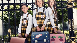 Strój i tornistry w stylu vintage. Tak właśnie teraz kształtuje się szkolna moda Styl życia, LIFESTYLE - Potrzeba budowania swojego wizerunku, wyraźnie akcentowanego dzięki ubraniom i wszelkim akcesoriom, cechuje nie tylko dorosłych.