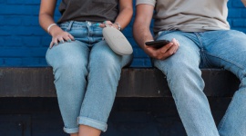 Płaski gra lepiej? Nowość od Fresh n Rebel – wodoodporny Rockbox Bold X Styl życia, LIFESTYLE - Do oferty bezprzewodowych, wodoodpornych głośników Bluetooth z serii Rockbox Bold dołączył właśnie kolejny model – Bold X. Urządzenie wyróżnia od poprzedników wygląd – opływowy, spłaszczony kształt, dzięki któremu głośnik łatwo schować do kieszeni.