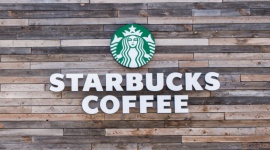 Starbucks z receptą na upalne lato! Styl życia, LIFESTYLE - Latem mamy zdecydowanie mniejszą ochotę na gorące napoje, jak kawa czy herbata. Ale co zrobić, gdy tęsknota do stałej dawki kofeiny i ukochanego smaku jest zbyt silna? Bariści Starbucks radzą, jak połączyć lato z kawą