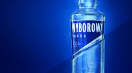 IKONA SPOTKAŃ w nowej odsłonie Styl życia, LIFESTYLE - Na myśl o ikonie przychodzi nam do głowy wiele skojarzeń – postaci, miejsc i przedmiotów, które bezwzględnie zasługują na to miano. Wśród nich bez wątpienia jest Polska Wódka – Wyborowa, która łączy z innymi lepiej niż niejeden smartfon – od teraz w nowej odsłonie.