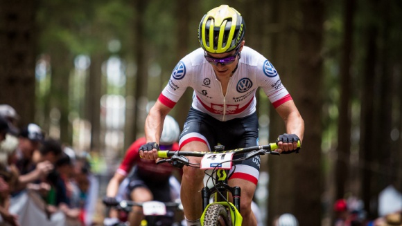 Rowerowy savoir-vivre: Jak się poruszać w miejskiej dżungli Styl życia, LIFESTYLE - Wracamy z urlopu i wsiadamy na rower, by dojechać do pracy, na małe zakupy czy na trening. Bartłomiej Wawak, aktualny mistrz Polski w kolarstwie górskim podpowiada, jak jeździć, by nie zrobić sobie i innym krzywdy.