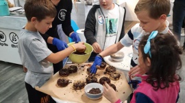 Słodkie warsztaty, choć bez cukru Styl życia, LIFESTYLE - W środę popołudniu podopieczni Fundacji dla Dzieci z Cukrzycą “3mam cukry”, podczas warsztatów w Fit Cake, uczyli się, jak przygotować deser dla diabetyków.