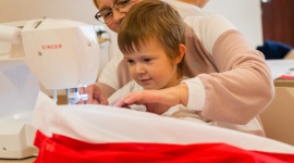 W Warszawie rozwiną najdłuższą flagę i pójdą po Rekord Polski Styl życia, LIFESTYLE - Już 11 listopada 2019 roku, w ramach obchodów Święta Niepodległości pod hasłem #REKORDNIEPODLEGŁEJ, odbędzie się oficjalna próba bicia Rekordu Polski na najdłuższą flagę narodową. Uroczyste rozwijanie flagi będzie miało miejsce na Rondzie Dmowskiego w samym sercu Warszawy.